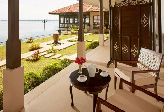 EKHO Lake House Hotel Overview