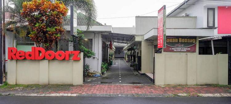红多兹伊斯兰酒店-顺安博南马格朗(RedDoorz Syariah @ Sunan Bonang Magelang)图片