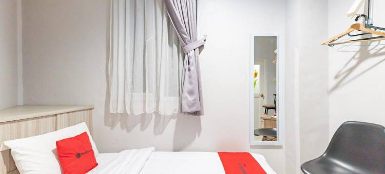 博塔尼广场购物中心红门旅馆(RedDoorz Near Botani Square Mall)图片