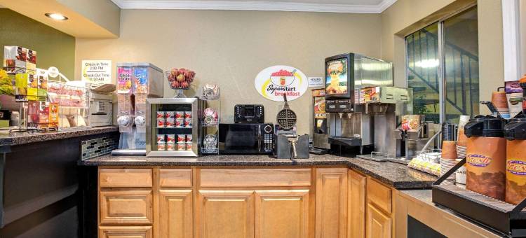 圣克鲁斯/海滩浮桥东速 8 酒店(Super 8 by Wyndham Santa Cruz/Beach Boardwalk East)图片