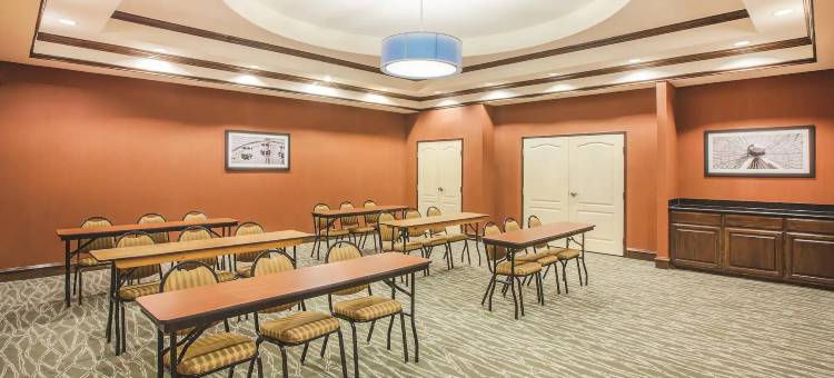艾伦温德姆拉昆塔乡村套房酒店(La Quinta Inn & Suites by Wyndham Allen at the Village)图片