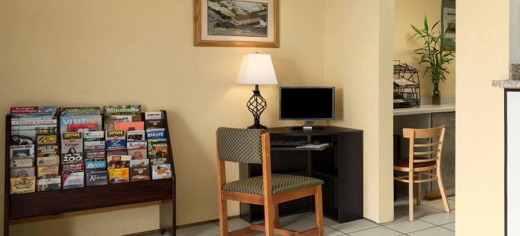 锡达拉皮兹速8酒店(Super 8 by Wyndham Cedar Rapids)图片