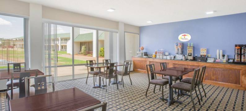 布林克利速8酒店(Super 8 by Wyndham Brinkley)图片