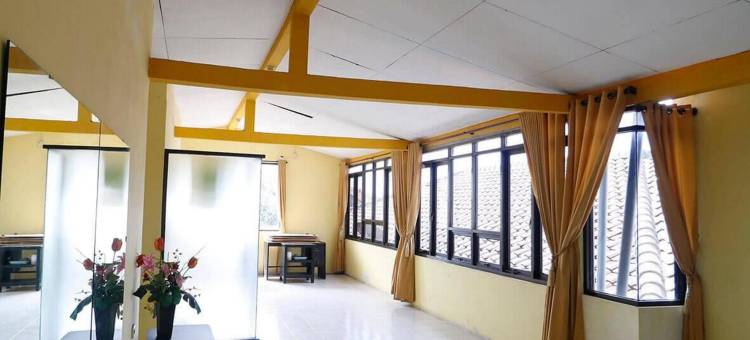 红多兹Plus酒店-近乌蒂普腾巴朗(RedDoorz Plus Near Undip Tembalang)图片