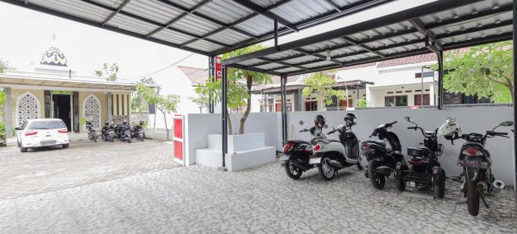 红门伊斯兰教义酒店 - 靠近朋卡诺体育馆 - 南琼(RedDoorz Syariah Near Gor Bung Karno Nganjuk)图片