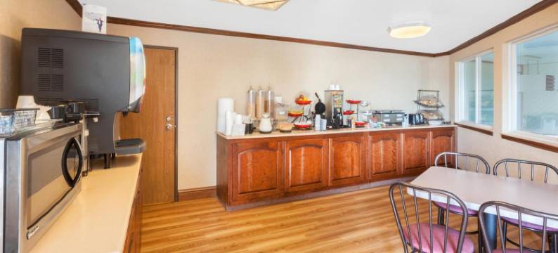 麦基诺市水滨华美达酒店(Ramada by Wyndham Mackinaw City Waterfront)图片