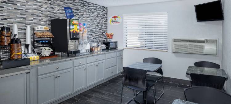 堪萨斯城巴里路-机场速8酒店(Super 8 by Wyndham Kansas City at Barry Road/Airport)图片