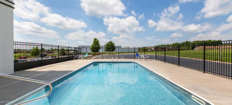 蓝泉城拉昆塔温德姆套房酒店(La Quinta Inn & Suites by Wyndham Blue Springs)图片