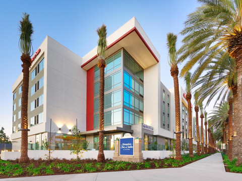 阿纳海姆度假会议中心欢朋套房酒