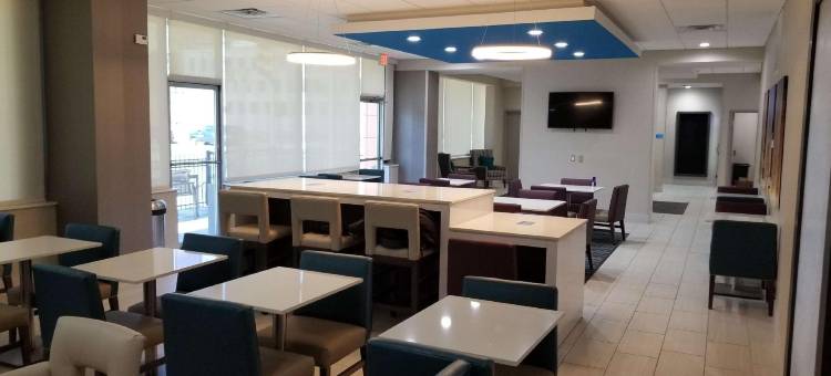 印第安纳波利斯市中心拉昆塔温德姆套房酒店(La Quinta Inn & Suites by Wyndham Indianapolis Downtown)图片