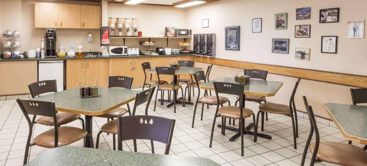 穆斯乔斯凯速8酒店(Super 8 by Wyndham Moose Jaw SK)图片