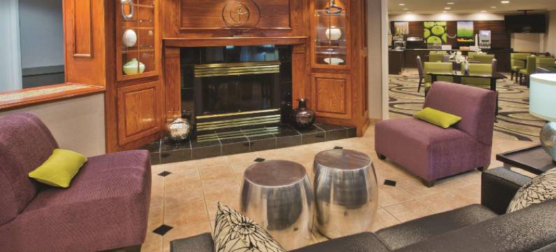 密尔沃基德拉菲尔德拉昆塔温德姆套房酒店(La Quinta Inn & Suites by Wyndham Milwaukee Delafield)图片