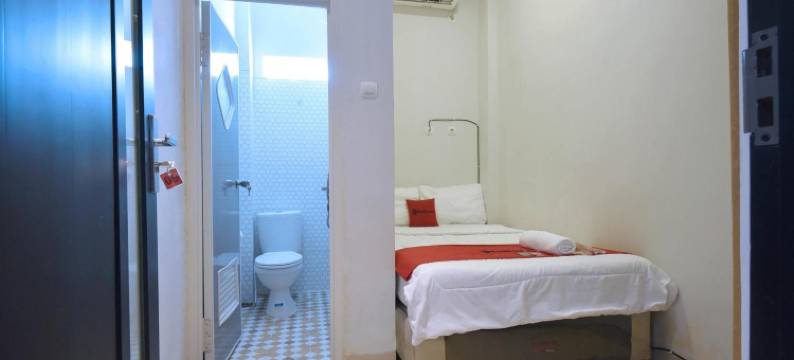 红多兹酒店近阿伦阿伦芝拉扎(RedDoorz near Alun Alun Cilacap)图片