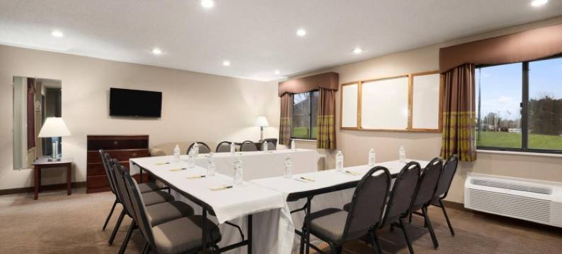 格林贝I-43巴士公园速8酒店(Super 8 by Wyndham Green Bay I-43 Bus. Park)图片