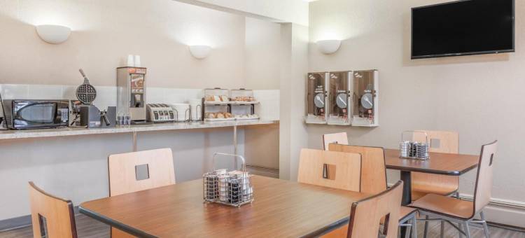 斯泰特勒速8酒店(Super 8 by Wyndham Stettler)图片