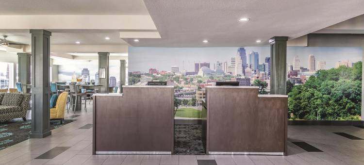 堪萨斯城机场拉昆塔温德姆套房酒店(La Quinta Inn & Suites by Wyndham Kansas City Airport)图片