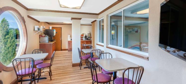 麦基诺市水滨华美达酒店(Ramada by Wyndham Mackinaw City Waterfront)图片