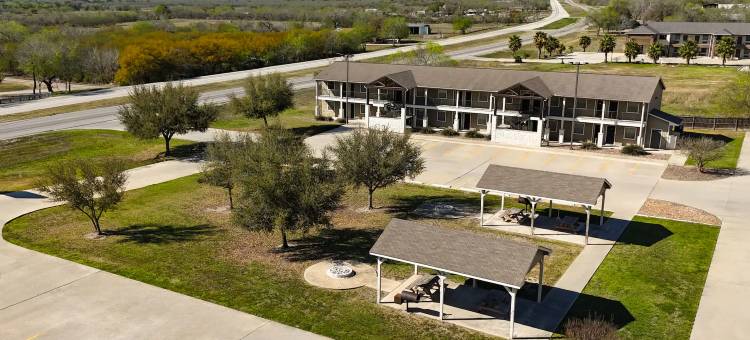 德克萨斯三河鹰巢酒店 - 温德姆旅屋(Eagle's Den Three Rivers Texas a Travelodge by Wyndham)图片