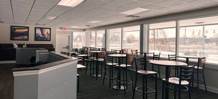 诺顿海岸/马斯基根温德姆戴斯酒店及套房(Days Inn & Suites by Wyndham Norton Shores/Muskegon)图片