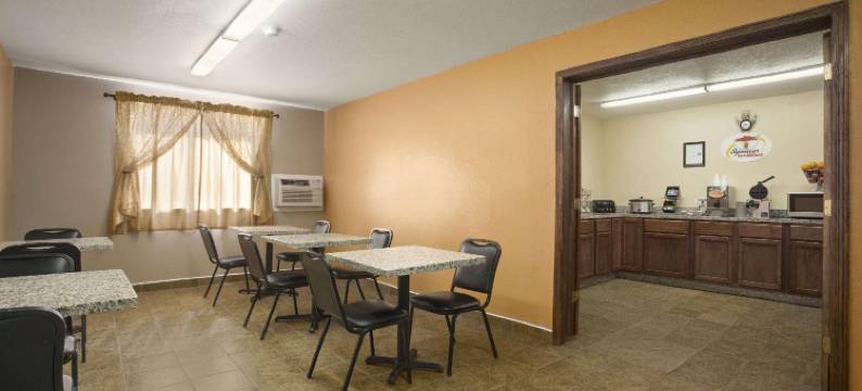 锡达拉皮兹速8酒店(Super 8 by Wyndham Cedar Rapids)图片