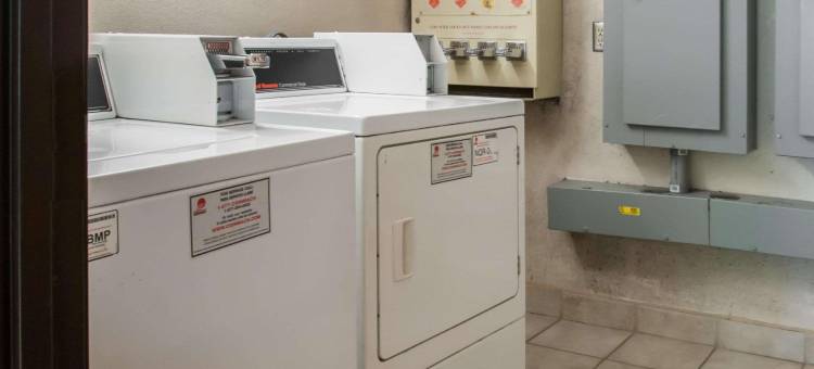 堪萨斯城中北伊康旅馆(Econo Lodge Kansas City Downtown North)图片