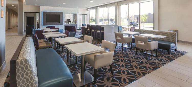 特雷霍特拉昆塔温德姆套房酒店(La Quinta Inn & Suites by Wyndham Terre Haute)图片