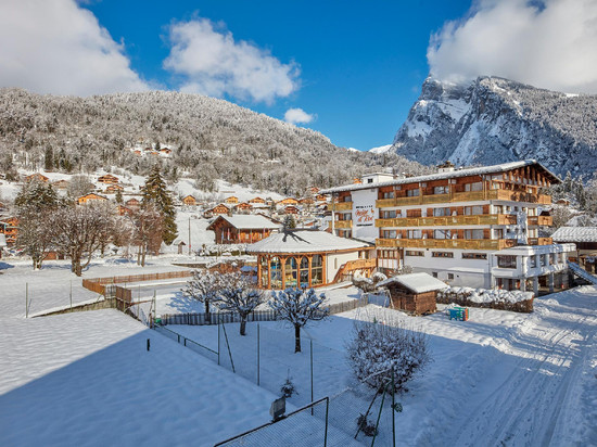 冰雪岩石原生木屋酒店