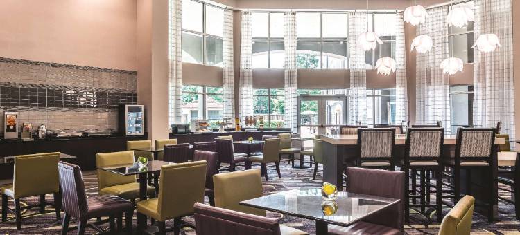 亚特兰大普瑞米特医疗中心拉昆塔温德姆套房酒店(La Quinta Inn & Suites by Wyndham Atlanta Perimeter Medical)图片