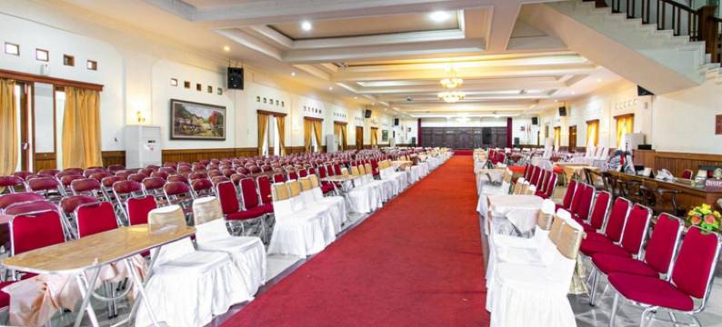 红多兹Plus酒店-近阿伦阿伦卡兰甘亚尔(RedDoorz Plus Near Alun Alun Karanganyar)图片