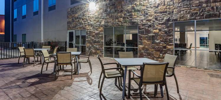 由温德姆提供的拉昆塔温德姆酒店套房杰克逊/开普吉拉多(La Quinta Inn & Suites by Wyndham Jackson/Cape Girardeau)图片