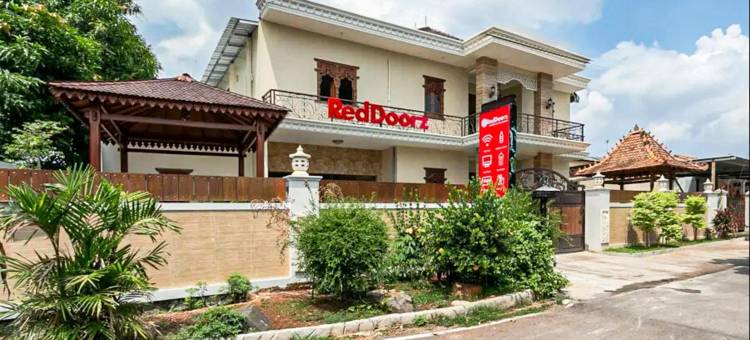 接近Banyumanik收费公路出口的RedDoorz Syariah(RedDoorz Syariah Near Exit Toll Banyumanik Semarang)图片