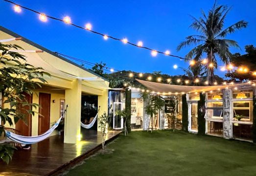 Mooning the Hill Hotel Overview