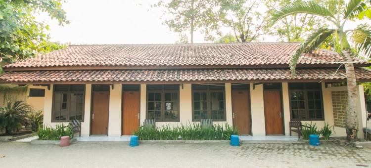 红多兹酒店-皇后港湾海滩2号(RedDoorz @ Pantai Pelabuhan Ratu 2)图片