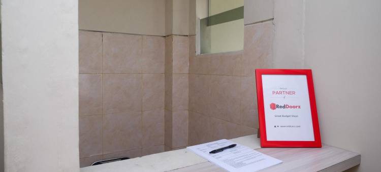 贾加尔索罗红多兹普拉斯酒店(RedDoorz Plus Near RS Jih Solo)图片