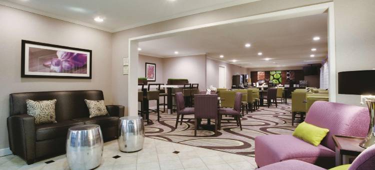 赫尔希哈里斯堡机场拉昆塔温德姆套房酒店(La Quinta Inn & Suites by Wyndham Harrisburg Airport Hershey)图片