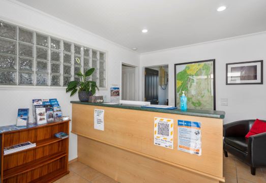 The Lakes MotelHotel Overview