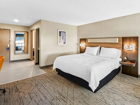 康瑟尔布拉夫斯 - 会展中心区智选假日酒店及套房