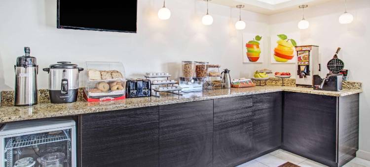 温德姆戴斯酒店-莱克布拉夫大湖海军基地(Days Inn by Wyndham Lake Bluff/Great Lakes Naval Base)图片