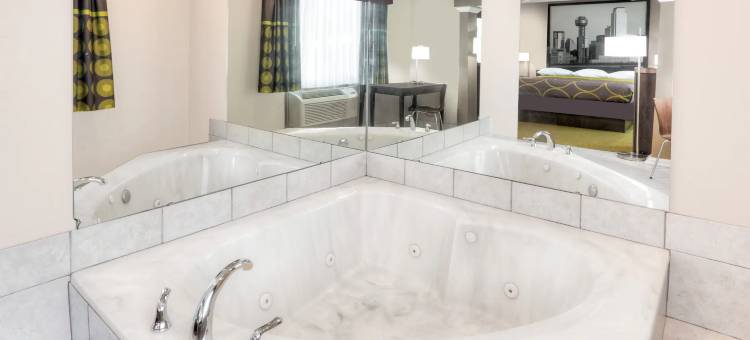 贝德福德DFW机场西速8酒店(Super 8 by Wyndham Bedford DFW Airport West)图片