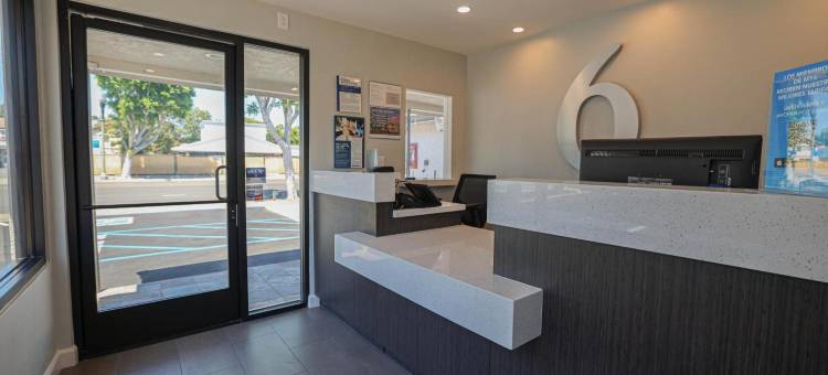 加利福尼亚塔斯廷 - 橘郡 6 号汽车旅馆(Motel 6 Tustin, CA – Orange County)图片