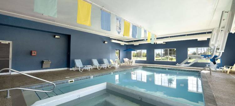 麦基诺城温德姆呗盟套房酒店(Baymont by Wyndham Mackinaw City)图片