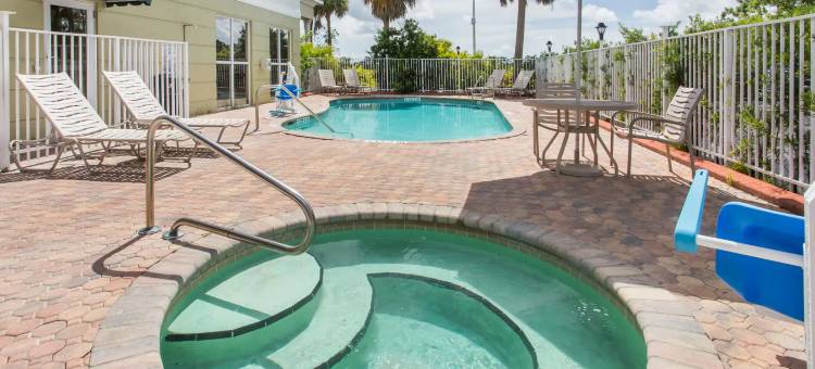 皮尔斯堡95号公路温德姆戴斯套房酒店(Days Inn & Suites by Wyndham Fort Pierce I-95)图片