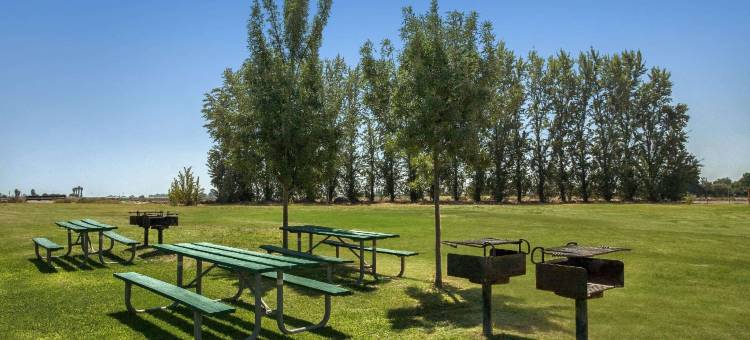 红狮酒店及套房莱莫尔(Travelodge by Wyndham Lemoore Near Naval Air Station)图片