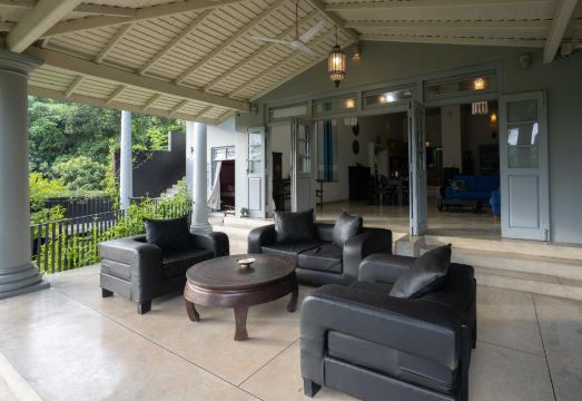 Hibiscus Villa Hotel Overview