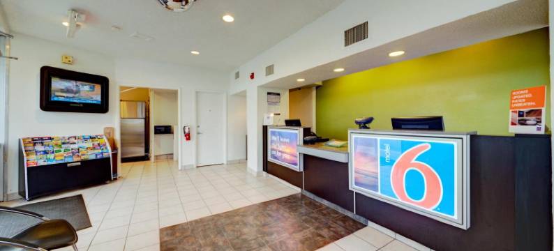 可可比奇海滩6号汽车旅馆(Motel 6 Cocoa Beach, FL)图片