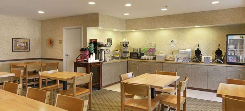 托皮卡-福布斯登陆温德姆速8酒店(Super 8 by Wyndham Topeka at Forbes Landing)图片