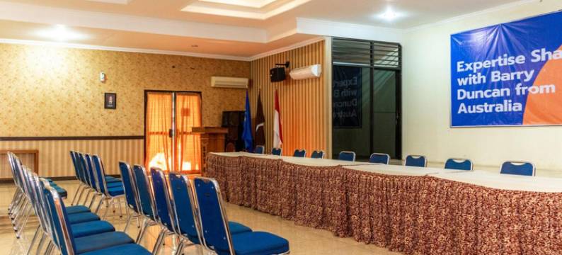 红多兹Plus伊斯兰酒店-近三宝垄爪哇超级市场2号(RedDoorz Plus Syariah Near Java Supermall Semarang 2)图片