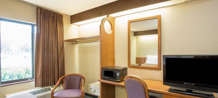 迈尔斯堡机场Travelodge by Wyndham酒店(Travelodge by Wyndham Fort Myers Airport)图片