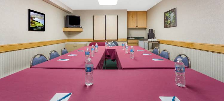 魁斯内尔温德姆华美达酒店(Ramada by Wyndham Quesnel)图片