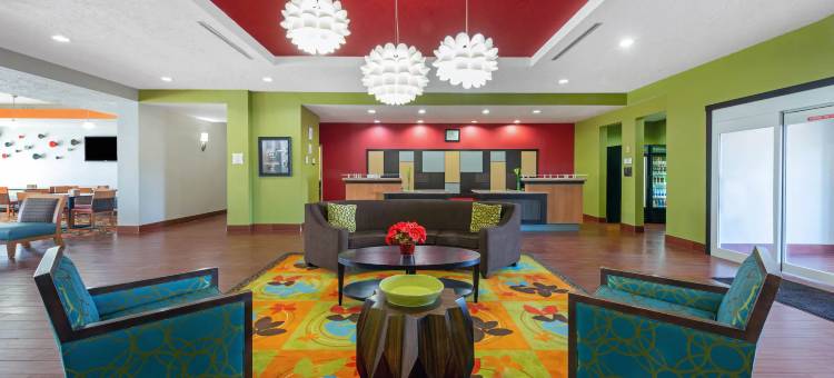 利斯维尔波尔克堡拉昆塔温德姆套房酒店(La Quinta Inn & Suites by Wyndham Leesville Ft. Polk)图片